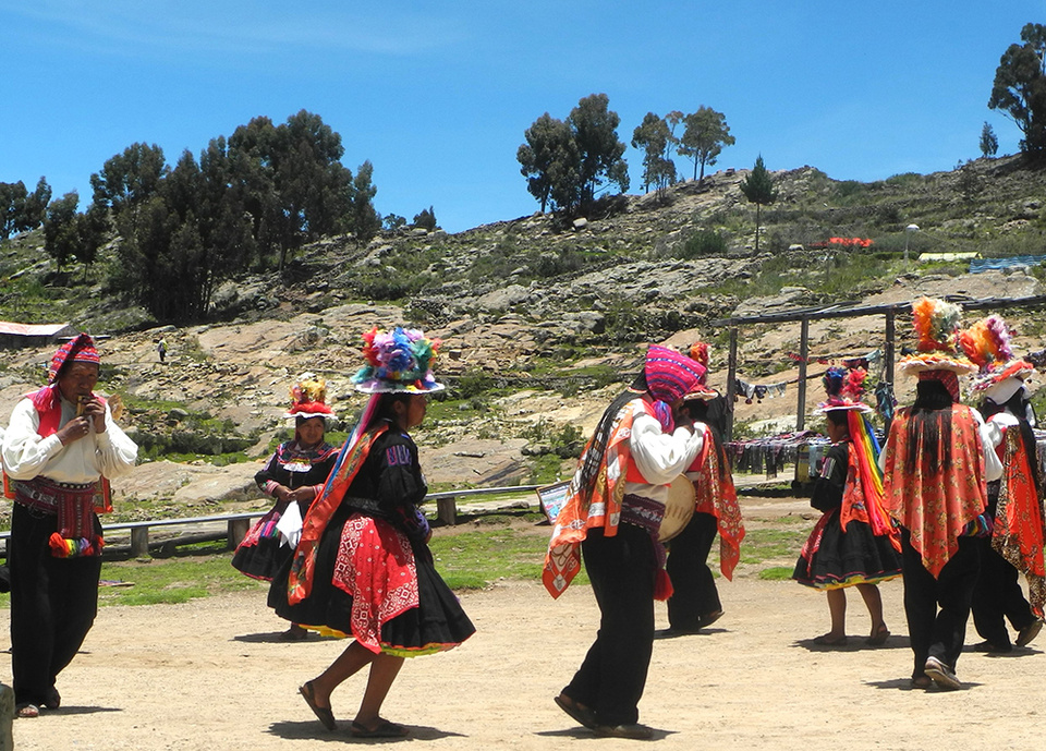 Titicaca Ile de Taquile -Des profondeurs abyssales du lac Titicaca atteignant jusqu’à 274 mètres, naquit en la civilisation inca © Claude Vautrin. Titicaca Ile de Taquile -Des profondeurs abyssales du lac Titicaca atteignant jusqu’à 274 mètres, naquit en la civilisation inca © Claude Vautrin.
