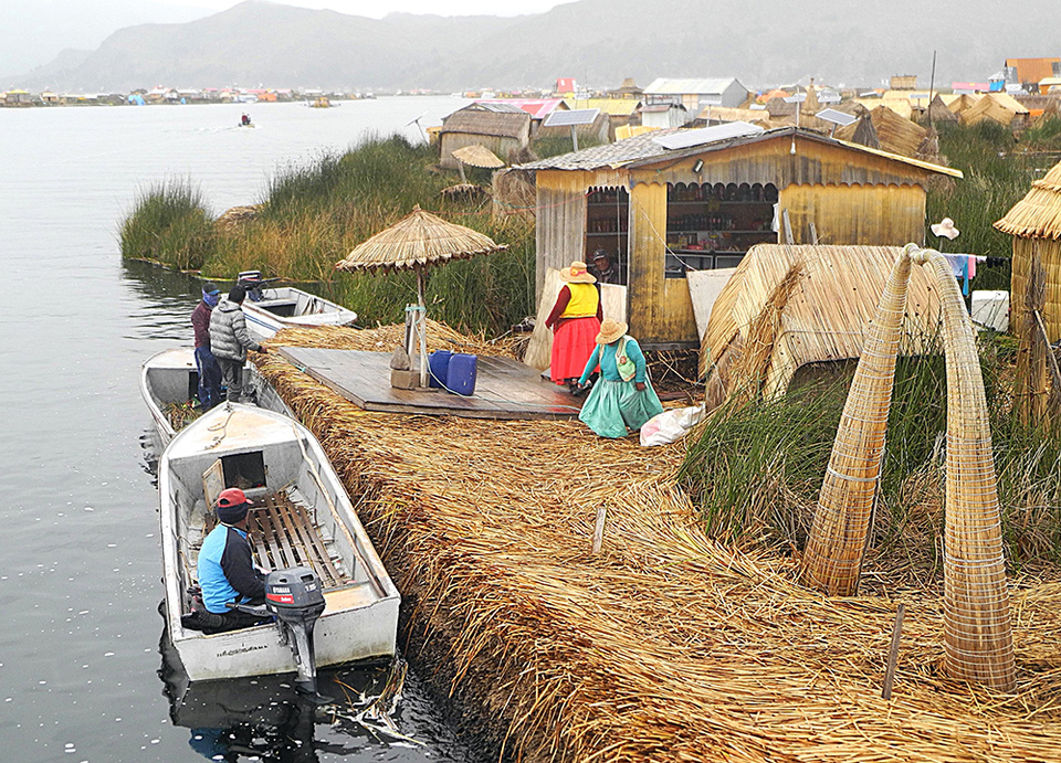 Titicaca Iles flottantes Uros -   La magie du lac ancestral opère, et les traditions demeurent : un artisanat textile de qualité naît toujours des mains expertes des femmes qui gèrent aussi le troc sur les marchés voisins © Claude Vautrin. Titicaca Iles flottantes Uros -   La magie du lac ancestral opère, et les traditions demeurent : un artisanat textile de qualité naît toujours des mains expertes des femmes qui gèrent aussi le troc sur les marchés voisins © Claude Vautrin.