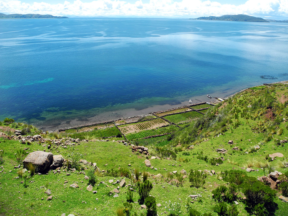 Titicaca Ile de Taquile - A deux heures de bateau de Puno, l’île de Taquile délivre sans fard ses singularités. La nature y est généreuse en plantations légumières © Claude Vautrin. Titicaca Ile de Taquile - A deux heures de bateau de Puno, l’île de Taquile délivre sans fard ses singularités. La nature y est généreuse en plantations légumières © Claude Vautrin.