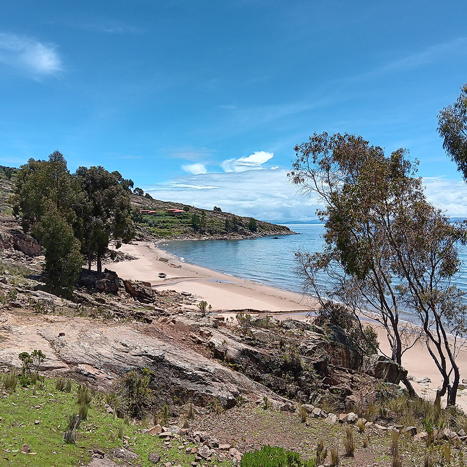 Titicaca Ile de Taquile - Le plaisir s’exprimera aussi dans la dégustation d’une truite pêchée le matin même et savamment cuisinée dans un des restaurants familiaux ouverts à tour de rôle, pour que chaque foyer insulaire bénéficie de la manne touristique © Claude Vautrin. Titicaca Ile de Taquile - Le plaisir s’exprimera aussi dans la dégustation d’une truite pêchée le matin même et savamment cuisinée dans un des restaurants familiaux ouverts à tour de rôle, pour que chaque foyer insulaire bénéficie de la manne touristique © Claude Vautrin.