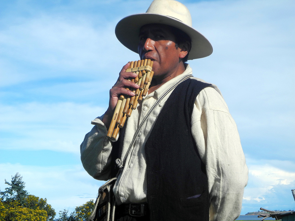 Titicaca Péninsule de Tililaca -  Joel, vit de l’agriculture. Musicien, il pratique tous les types de gammes et d’assemblages de flûtes de pan, sans oublier le charango © Claude Vautrin. Titicaca Péninsule de Tililaca -  Joel, vit de l’agriculture. Musicien, il pratique tous les types de gammes et d’assemblages de flûtes de pan, sans oublier le charango © Claude Vautrin.
