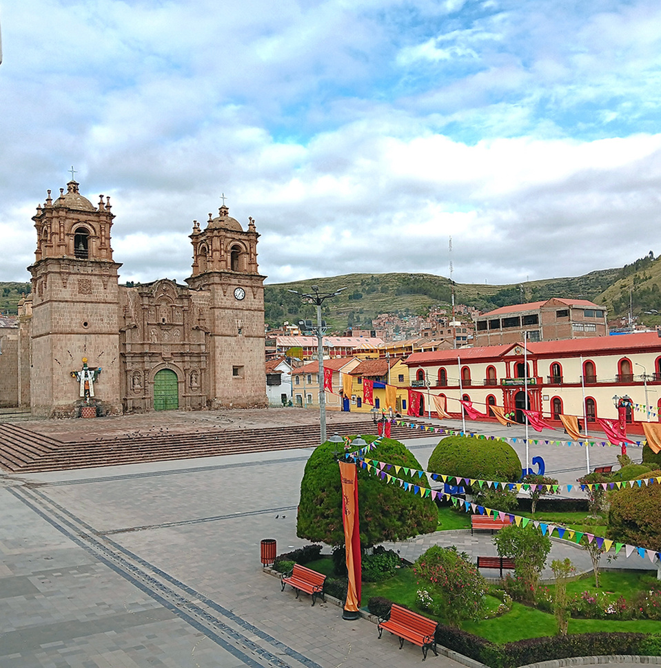 Titicaca Puno -  A Puno, la péruvienne, la balade à partir de la Plaza Mayor et de la Cathédrale Saint-Charles-Borromée (XVIIIe siècle, de style baroque andin) suivra la Jr Lima, une rue piétonne animée © Claude Vautrin. Titicaca Puno -  A Puno, la péruvienne, la balade à partir de la Plaza Mayor et de la Cathédrale Saint-Charles-Borromée (XVIIIe siècle, de style baroque andin) suivra la Jr Lima, une rue piétonne animée © Claude Vautrin.