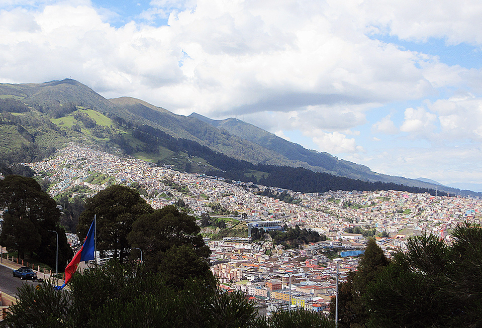 Equateur Quito Vierge del Panecillo - Dominée par le volcan Guagua Pichincha toujours actif, Quito est perché à 2850 mètres d’altitude © Claude Vautrin. Equateur Quito Vierge del Panecillo - Dominée par le volcan Guagua Pichincha toujours actif, Quito est perché à 2850 mètres d’altitude © Claude Vautrin.