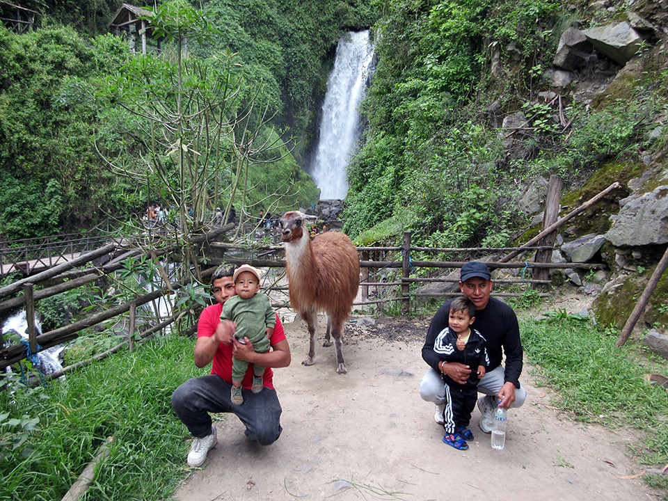 Equateur Otavalo Cascade de Peguche © Claude Vautrin. Equateur Otavalo Cascade de Peguche © Claude Vautrin.