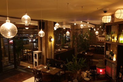 Dans la salle de retaurant on y trouve midi et soir une belle gamme de plats qui font voyager en compagnie d’une carte des vins particulièrement adaptée. ©LESPICYHOMEPARIS Dans la salle de retaurant on y trouve midi et soir une belle gamme de plats qui font voyager en compagnie d’une carte des vins particulièrement adaptée. ©LESPICYHOMEPARIS