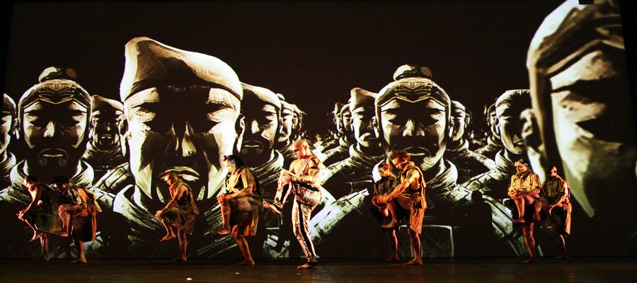 Le Théâtre du Corps mixe les écritures, aborde toutes les disciplines artistiques, danse, littérature, musique, théâtre, mime, cirque, vidéo, arts martiaux, peinture. (Crédit photo  : Pascal Eliott)