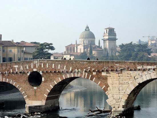 Vue sur le célèbre pont de Vérone (Italie)©wikipedia-commons