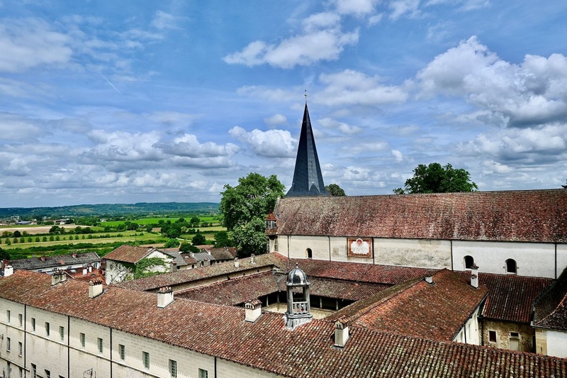 L'abbaye d'Ambronay vue d'en-haut ©Ot Ain