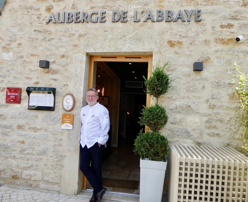 Le chef étoilé Yvan Lavaux à l'Auberge de l'Abbaye d'Ambronay ©Catherine Gary