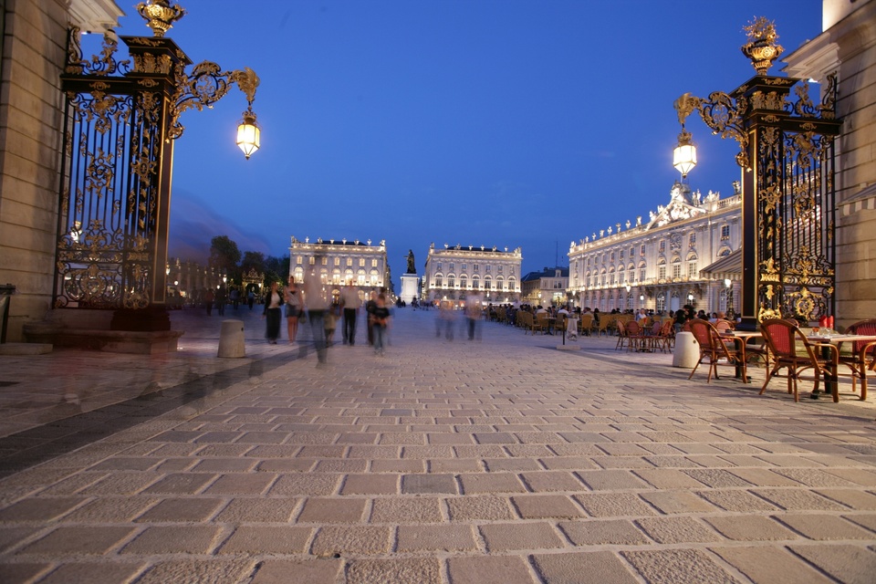 Une place d’exception, la nuit aussi… Une place d’exception, la nuit aussi…