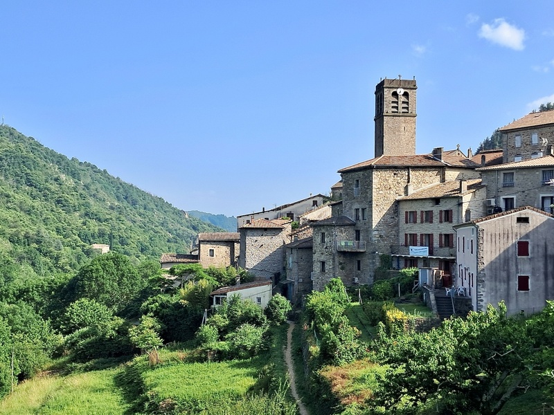 Antraigues, un village perché surplombant 3 vallées ©Catherine Gary Antraigues, un village perché surplombant 3 vallées ©Catherine Gary