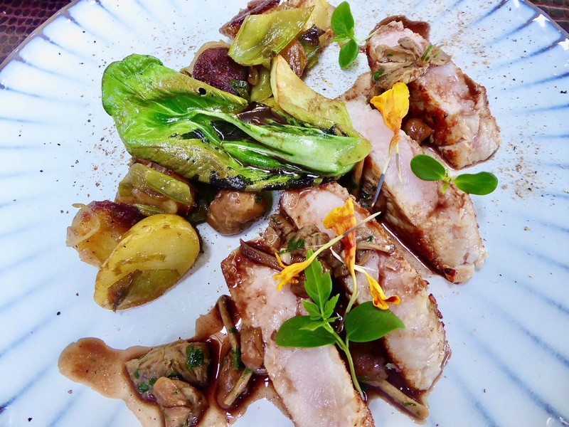 Pièce de veau de l’Ardèche au sautoir, fricassée de pois gourmands, mousserons et jus de veau, du chef Richard Rocle ©catherine Gary