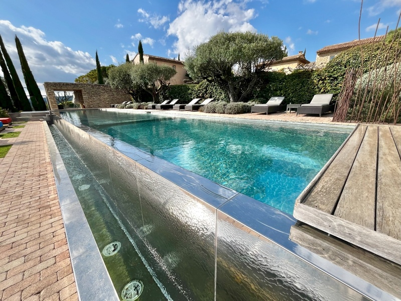 Mention « très bain » pour une piscine qui s’étire aussi doucement que le temps @Richard Bayon