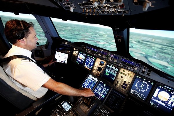 Le commandant de bord Steve Allright aux commandes du simulateur de vol  © British Airways