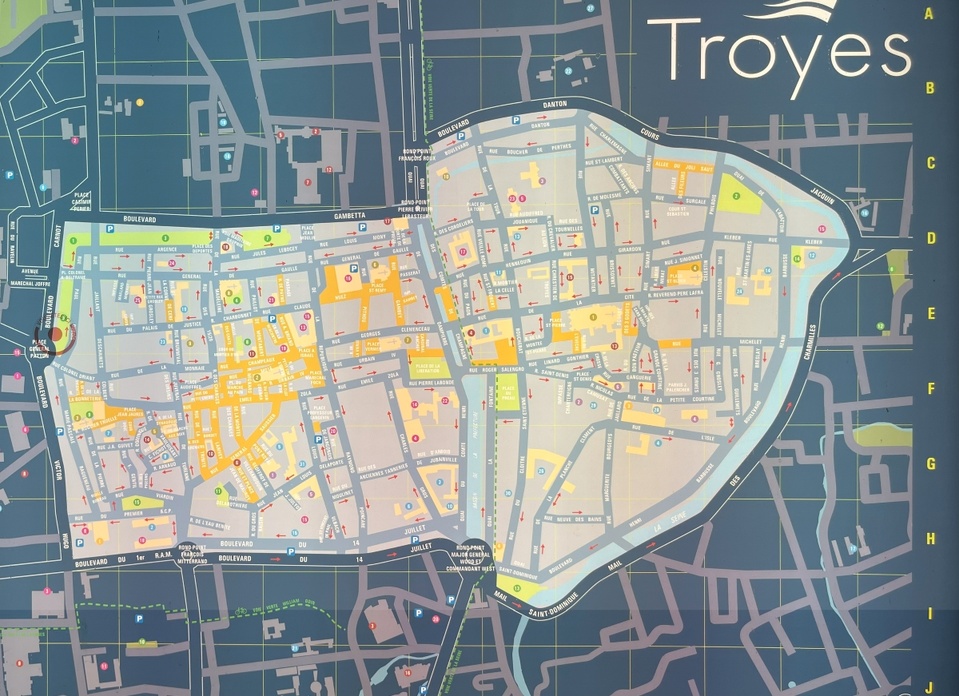 Capitale de l’Aube, la magnifique ville de Troyes s’enorgueillit d’un centre-ville en forme de… bouchon de champagne !