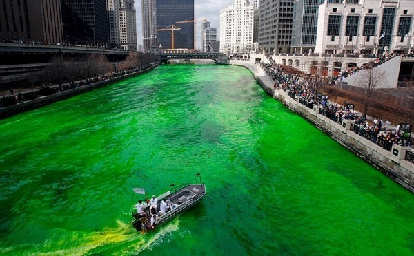 Le fleuve de Chicago coloré en vert fait la joie des nombreux visiteurs. © www.ireland.com Le fleuve de Chicago coloré en vert fait la joie des nombreux visiteurs. © www.ireland.com