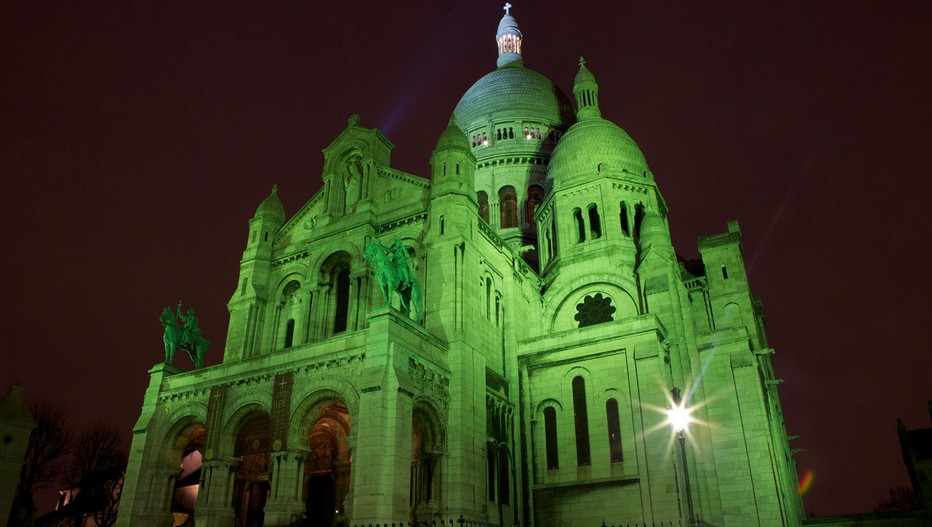 Que vous soyez en Irlande ou en France, la Saint-Patrick est un événement à ne pas rater ! Certains lieux et monuments parisiens se sont, pour l'occasion, paré de la traditionnelle couleur verte...... La basilique du Sacré Coeur, la grande roue des Tuileries et les grands magasins sont de la fête comme le BHV ou les Galeries Lafayette. © www.ireland.com Que vous soyez en Irlande ou en France, la Saint-Patrick est un événement à ne pas rater ! Certains lieux et monuments parisiens se sont, pour l'occasion, paré de la traditionnelle couleur verte...... La basilique du Sacré Coeur, la grande roue des Tuileries et les grands magasins sont de la fête comme le BHV ou les Galeries Lafayette. © www.ireland.com