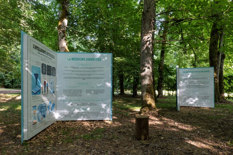Balade-parcours dans le parc illustrée par les planches de Deyrolle, des vidéos et des installations techniques et artistiques. ©Catherine Gary