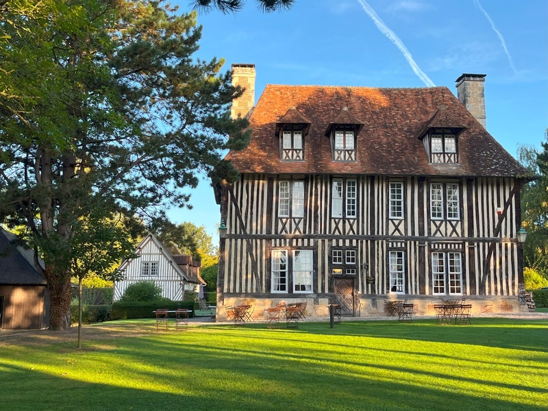 Bel exemple de gentilhommière telle qu’on les concevait au début du XVIIe, la façade est solidement agencée autour d’épaisses poutres disposées de manière à supporter le poids de trois étages et d’un haut toit en pente