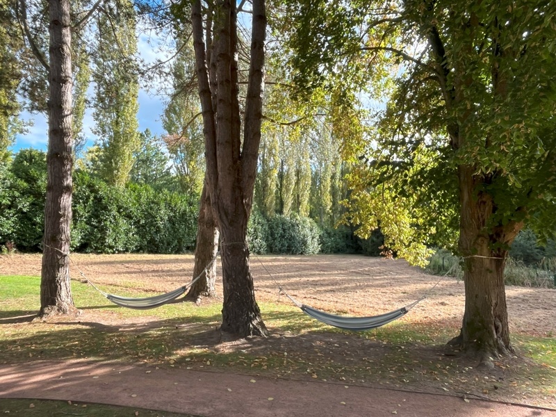 La tentation du canap’… ou celle du hamac. Cadre champêtre pour bâti de patrimoine.