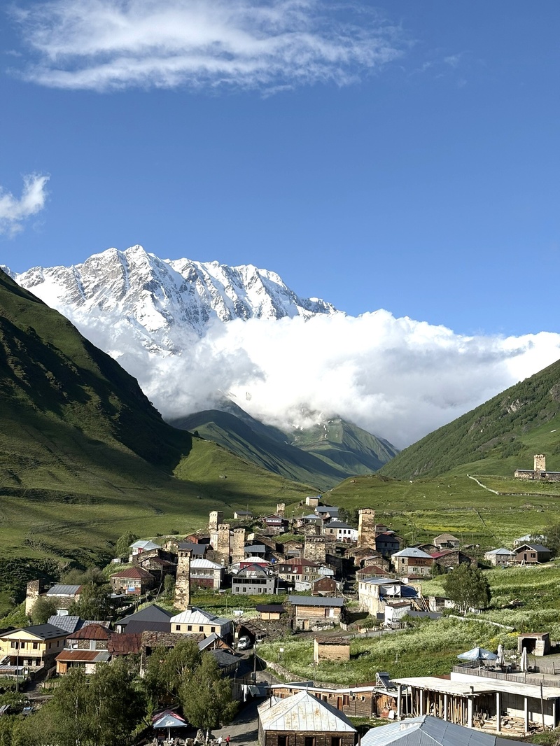 Vue du Mont Shkhara et de l’église de Lamari Vue du Mont Shkhara et de l’église de Lamari