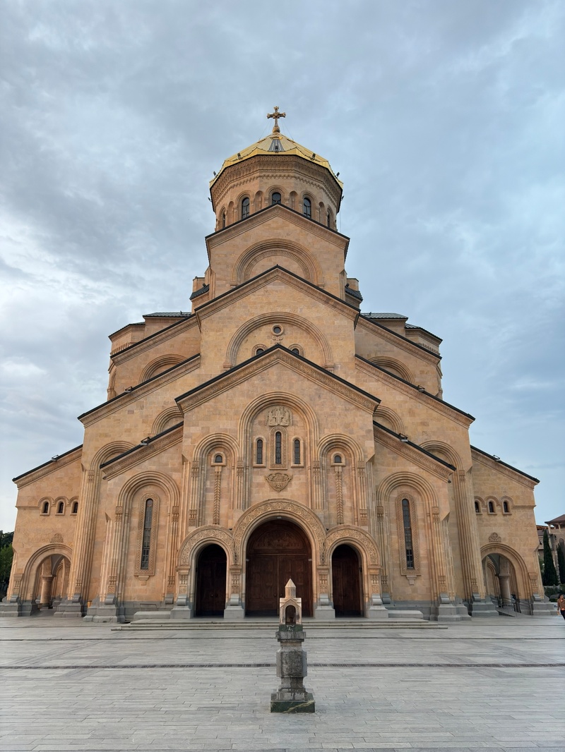 L'imposante église de la Trinité