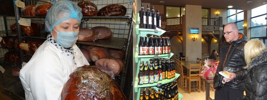 Le jambon cuit au foin, l’une des fiertés de Stéphanie Pierrat. ©Bertrand Munier ; Le magasin « Vosgien Gourmet » dirigé par Emmanuelle propose les 90 produits Pierrat mais également tout un panel de produits régionaux lorrains. ©Bertrand Munier Le jambon cuit au foin, l’une des fiertés de Stéphanie Pierrat. ©Bertrand Munier ; Le magasin « Vosgien Gourmet » dirigé par Emmanuelle propose les 90 produits Pierrat mais également tout un panel de produits régionaux lorrains. ©Bertrand Munier