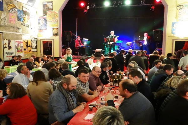 « Chez Narcisse » : une salle musicale mais qui se prête une fois par an pour accueillir les agapes de la foire aux andouilles. ©Bertrand Munier « Chez Narcisse » : une salle musicale mais qui se prête une fois par an pour accueillir les agapes de la foire aux andouilles. ©Bertrand Munier
