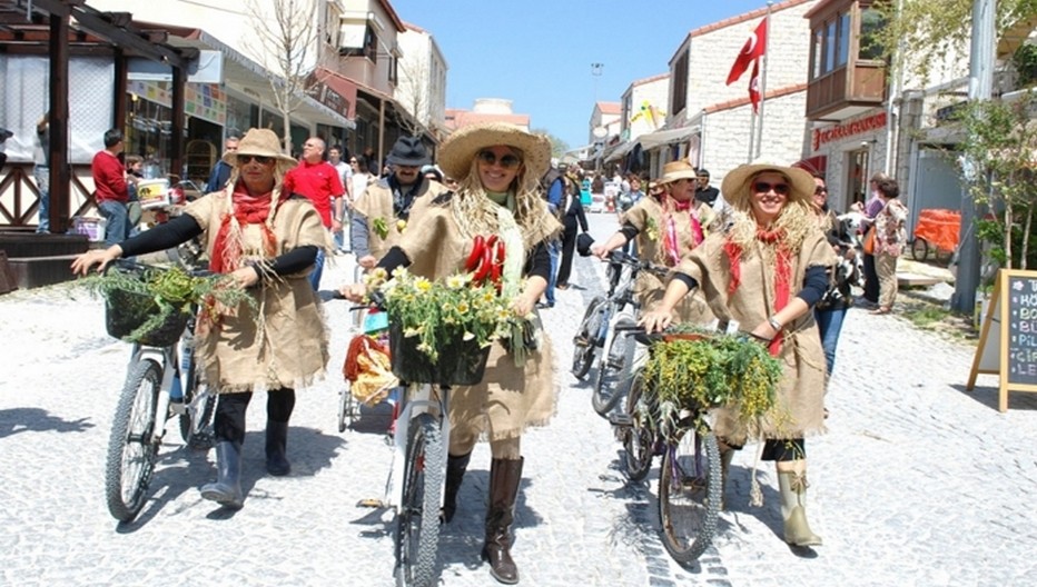 Du 07 au 10 avril 2016, Alaçati accueille la nouvelle édition du festival des herbes qui présentent aux visiteurs locaux et internationaux les différentes variétés d'herbes et plantes locales.En ce début avril, la ville se prépare à accueillir ses  premiers visiteurs  autour d'une sélection d'activités et de festivals. © 2013 explorealacati. All Rights Reserved