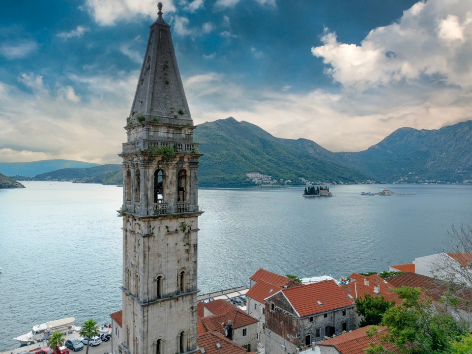Depuis les hauteurs de Perast les îles Saint-Georges et Notre-Dame du Rocher ©NTO Montenegro Depuis les hauteurs de Perast les îles Saint-Georges et Notre-Dame du Rocher ©NTO Montenegro