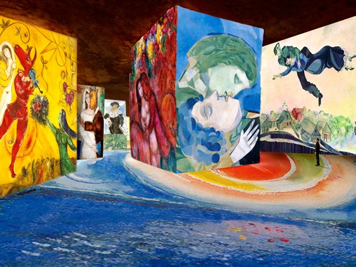 "Les murs de 14 mètres de haut des Carrieres de Lumieres deviennent ainsi le support sur 5000m2 des chefs-d’œuvre les plus évocateurs de Chagall dans un dialogue éblouissant avec les visiteurs." copyright ADAGP Paris 2016 "Les murs de 14 mètres de haut des Carrieres de Lumieres deviennent ainsi le support sur 5000m2 des chefs-d’œuvre les plus évocateurs de Chagall dans un dialogue éblouissant avec les visiteurs." copyright ADAGP Paris 2016