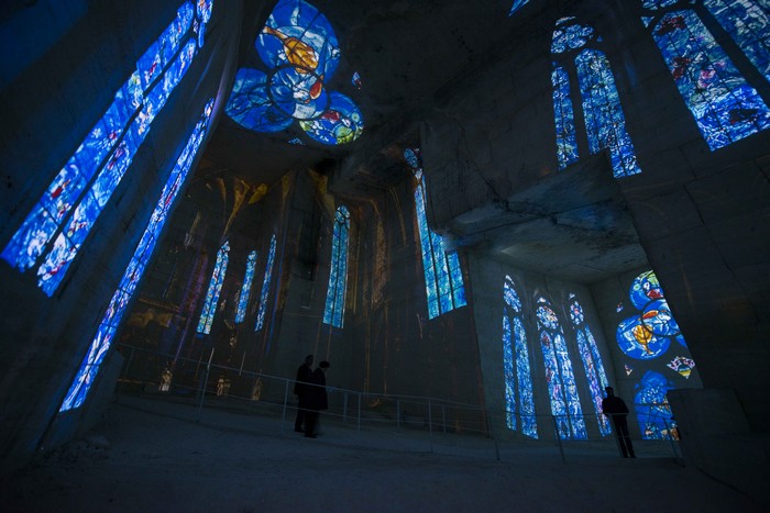 Quand les hautes parois se métamorphosent et deviennent la toile de fond de ses vitraux, l’illusion de cathédrale est totale dans un moment d’émotion et de paix. copyright ADAGP Paris 2016 Quand les hautes parois se métamorphosent et deviennent la toile de fond de ses vitraux, l’illusion de cathédrale est totale dans un moment d’émotion et de paix. copyright ADAGP Paris 2016