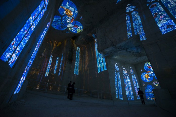 Les Carrières de Lumière font vibrer les couleurs de Chagall !