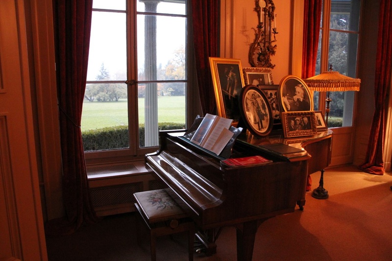 Dans le salon du manoir, le piano sur lequel joua Clara Haskil. Ph. Degon