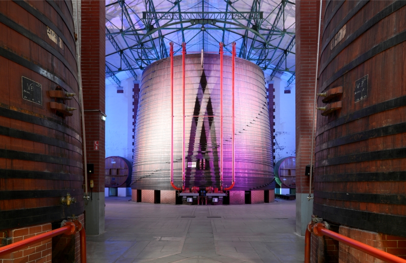 Le banyuls vieillissant en bombonnes de verre. ©Catherine Gary