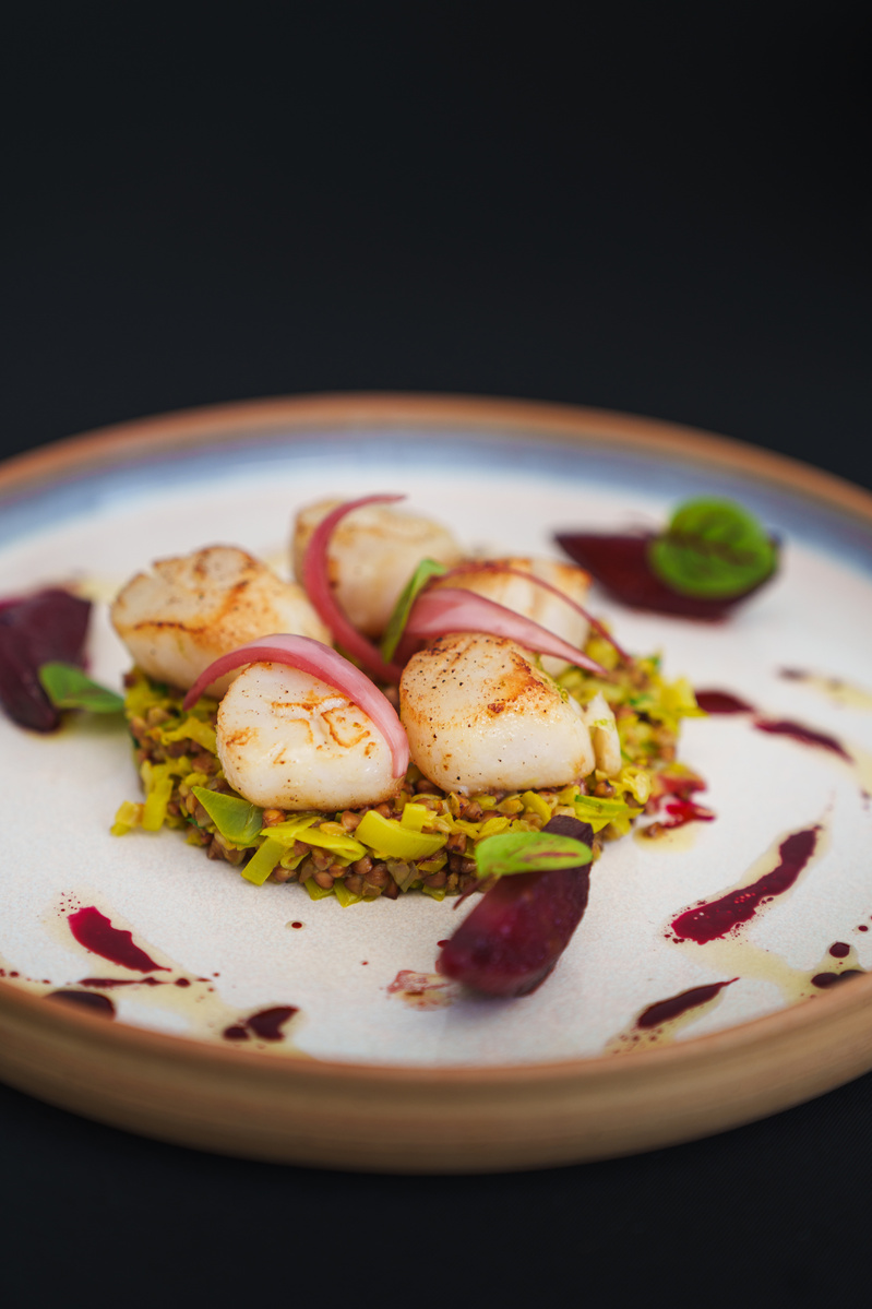 Coquille entière ou noix décortiquée ? Il faut 7 kg de coquilles entières pour obtenir 1 kg de noix décortiquées. Avec des coquilles entières, qui se retrouvent souvent autour de 5 € le kg sur les étals, alors que les noix décortiquées grimpent rapidement à 35 € le kg. PHOTO JEREMY DESCATORE