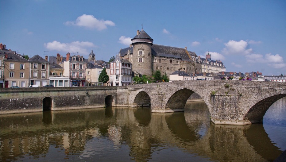 Le Vieux-Château et le pont Aristide-Briand, autrefois pont Neuf, construit sur la Mayenne à Laval. Il date du début du XIXe siècle et c'est le deuxième pont le plus ancien de la ville. © O.T. Laval Le Vieux-Château et le pont Aristide-Briand, autrefois pont Neuf, construit sur la Mayenne à Laval. Il date du début du XIXe siècle et c'est le deuxième pont le plus ancien de la ville. © O.T. Laval