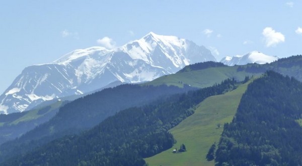 Outre le plaisir de profiter de détente et d'air pur, celui également de profiter des vues magnifiques et variées sur le Mont-Blanc © Les Balcons  ULVF