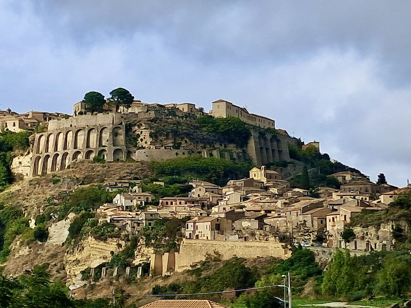 Le village médiéval de Gérace perché sur son promontoire ©Catherine Gary