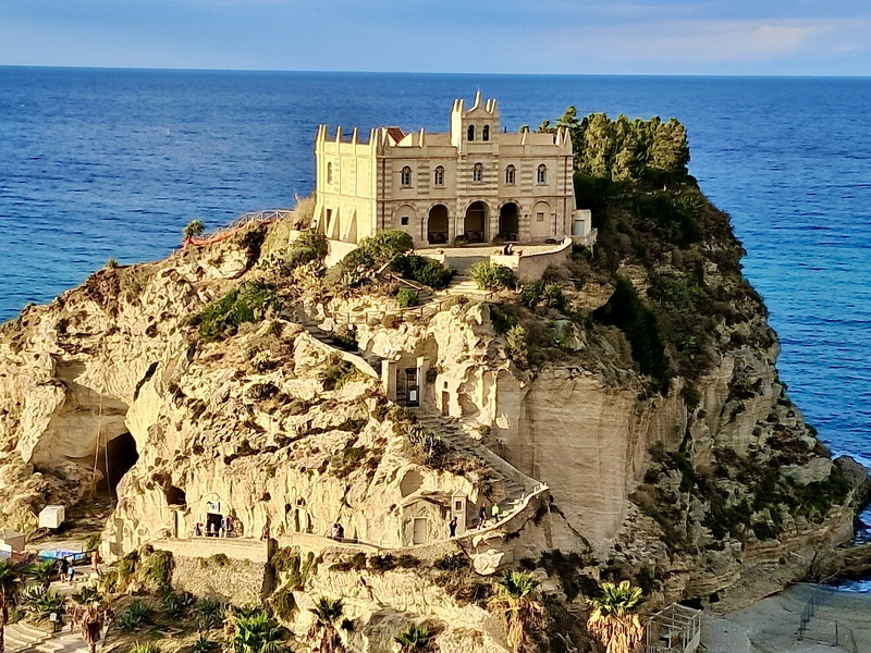 L'église Santa Maria del Isola perchée sur son ilot ©Catherine Gary
