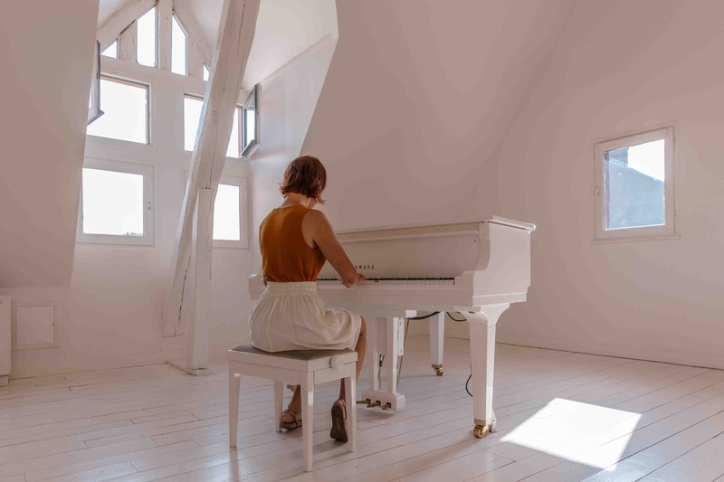 Les Maisons Satie un piano blanc jour les gymnopédies®SMA76T. Les Maisons Satie un piano blanc jour les gymnopédies®SMA76T.