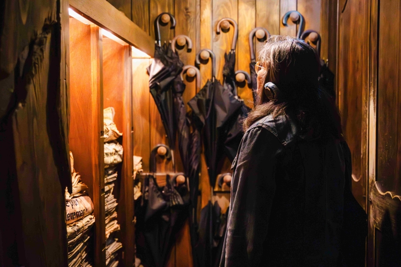 Maisons Satie. placard débordant de faux cols et de parapluies©Camille Plichard_OT Honfleur (160) (1)