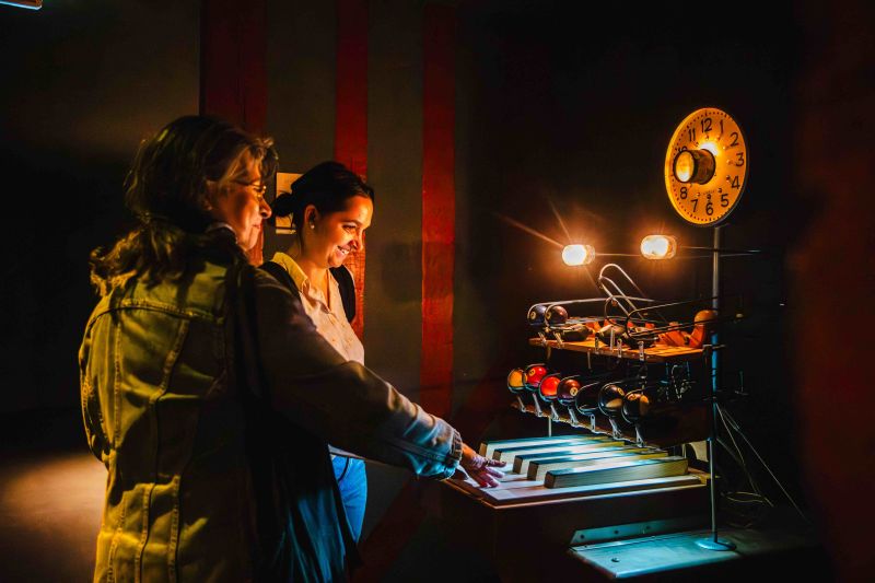 un jeu de boules de billard actionné par des touches de piano ©Camille Plichard_OT Honfleur (193)