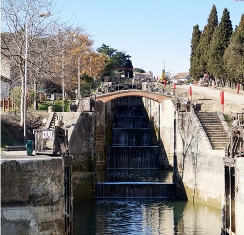 l’écluse de Fonserannes près de Béziers : un chef d’œuvre de créativité avec ses huit bassins ovoïdes qui permettent aux péniches de franchir un dénivelé de 21,50 mètres. © OT Canal du Midi l’écluse de Fonserannes près de Béziers : un chef d’œuvre de créativité avec ses huit bassins ovoïdes qui permettent aux péniches de franchir un dénivelé de 21,50 mètres. © OT Canal du Midi
