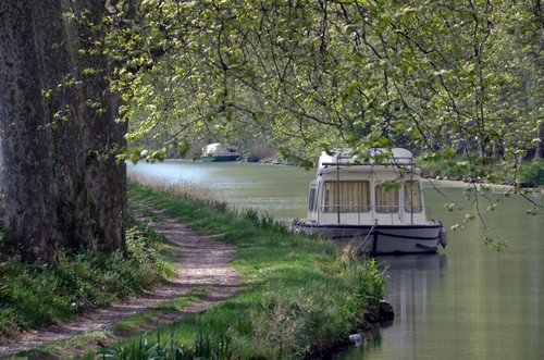 On peut louer une péniche pour un week-end, quelques jours ou une semaine entière.  © David Raynal