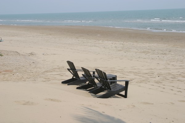 Une plage sans fin à côté de Pranburi l’hôtel Romanee Resort. © Richard Bayon Une plage sans fin à côté de Pranburi l’hôtel Romanee Resort. © Richard Bayon
