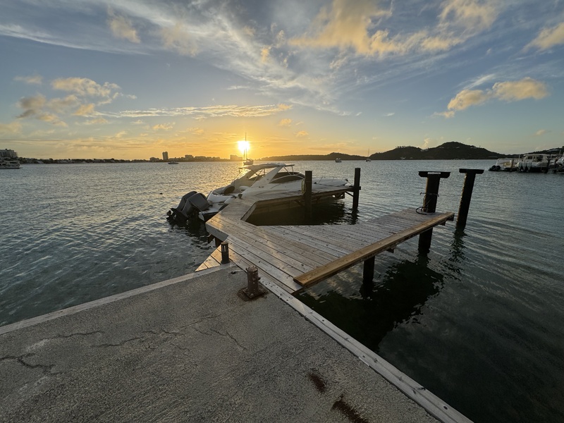 Bateau sur la lagune de la Baie Simpson (RB) Bateau sur la lagune de la Baie Simpson (RB)