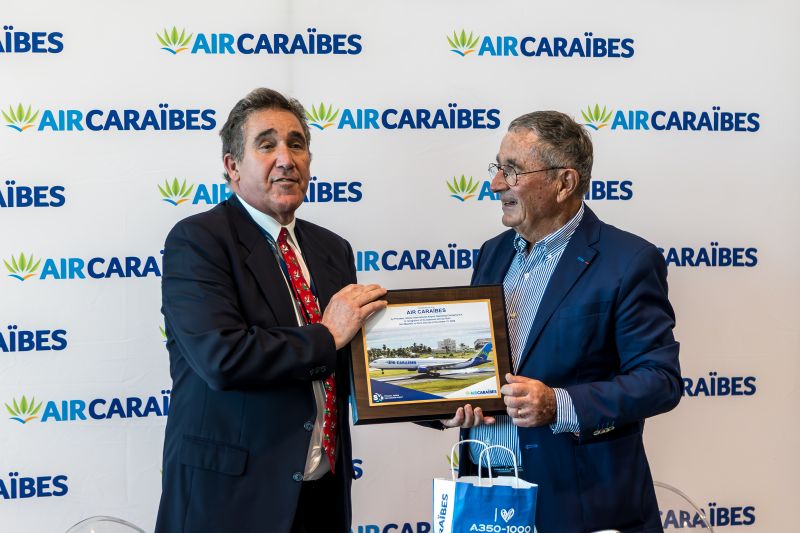Remise de cadeau par le Directeur Michael CLEAVER de l’Aéroport Princess Juliana de Saint Martin à Jean Paul Dubreuil PDG et fondateur d’AIR CARAïBES (PMH)