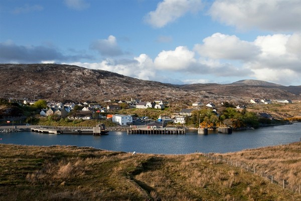 Le port ferry de Tarbert est la plaque tournante de Harris. Tarbert se trouve entre les deux «îles» du Nord et du Sud de Harris.  © visitscotland.com