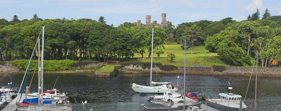 Ile de Lewis, vue depuis le Royal Hotel Cromwell Street sur le célèbre Château de Stornoway. © Royal Hotel Cromwell Street